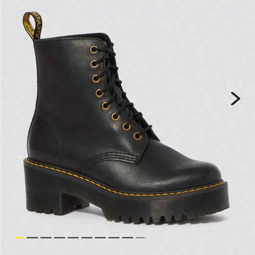 NWOT Women’s dr martens size 7